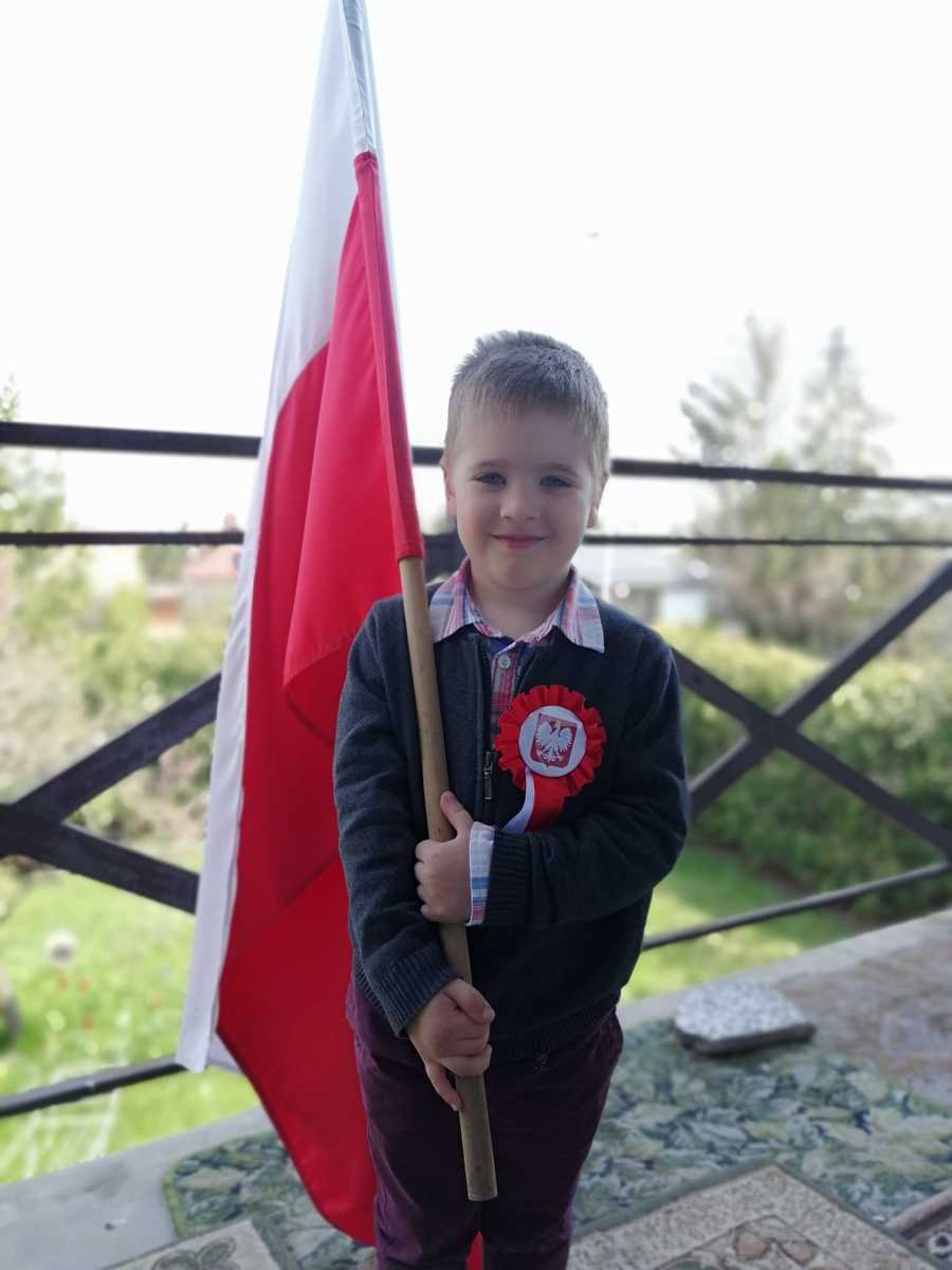 synek z flagą