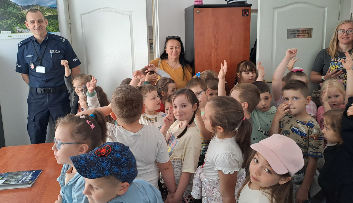 dzieci w pokoju komendanta