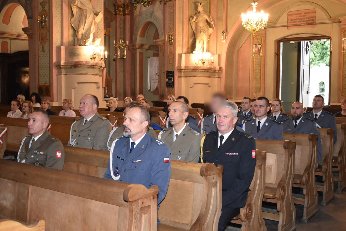 goście i policjanci na mszy świętej