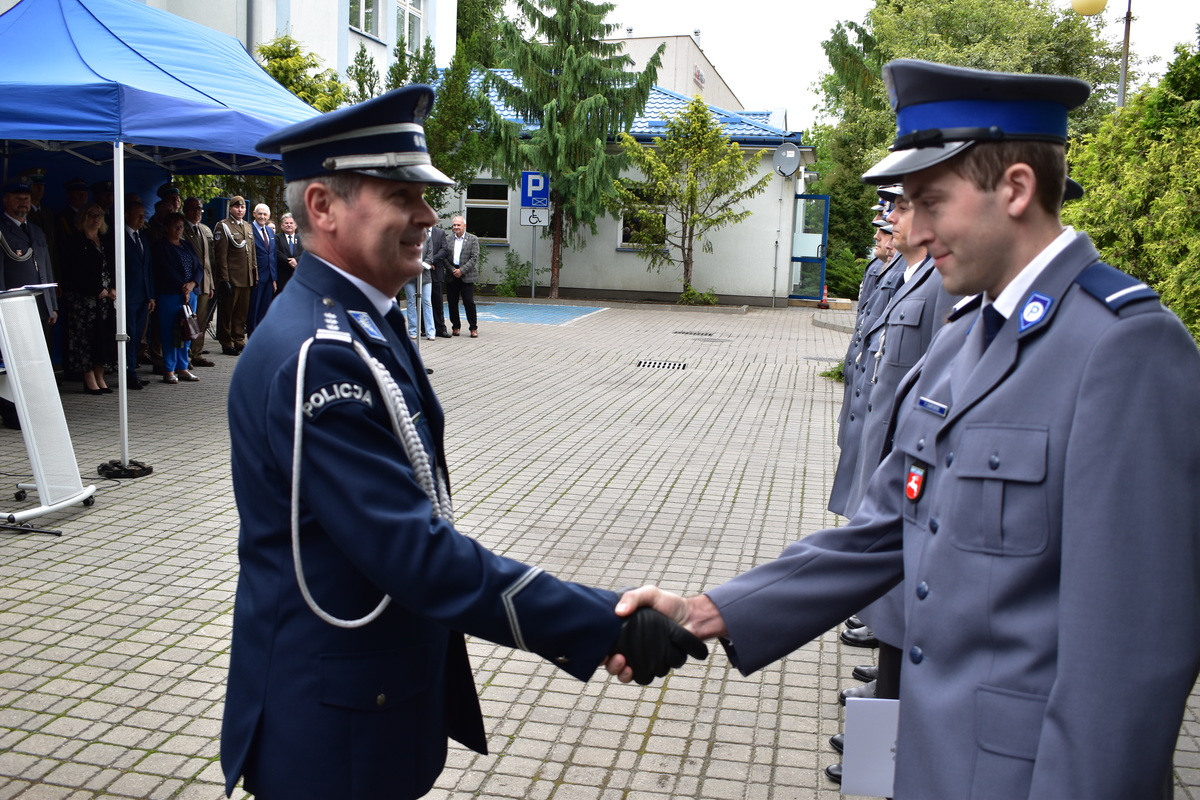 Zastępca Komendanta Wojewódzkiego gratuluje awansu
