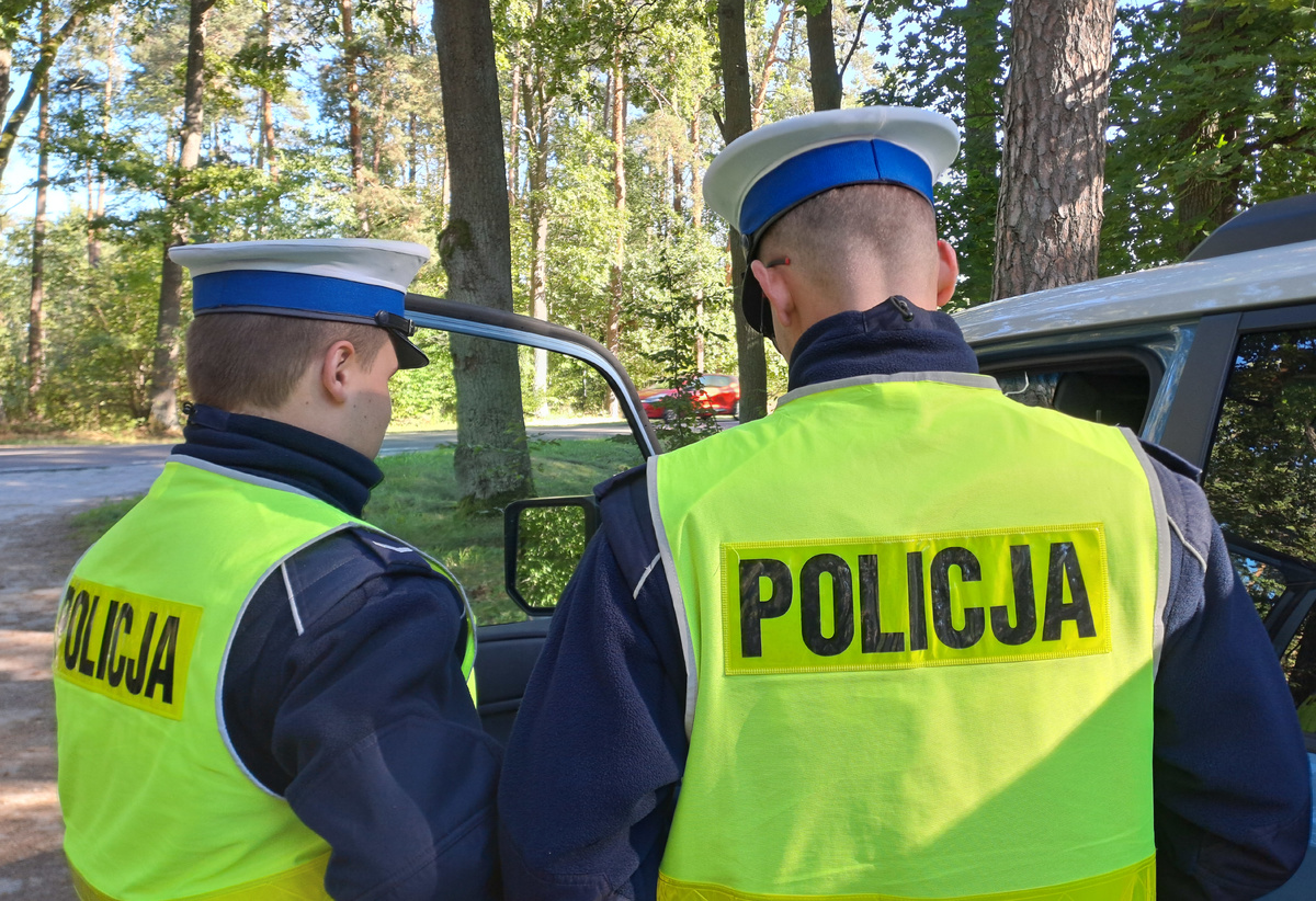 policjanci prowadzą kontrolę drogową