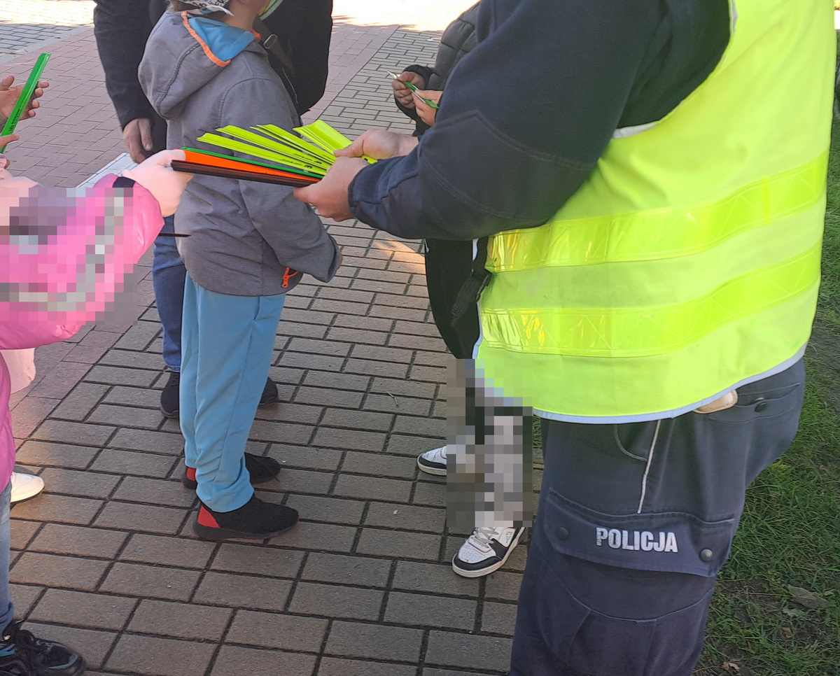 policjant rozdaje odblaski