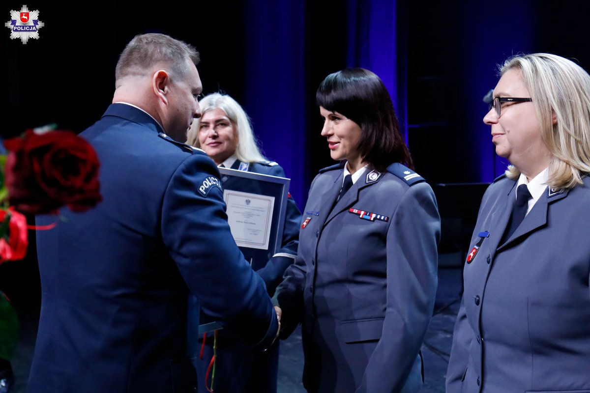 Komendant wręcza wyróżnienie