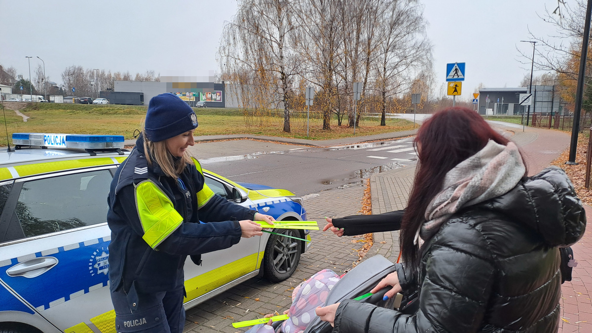 policjantka wręcza odblaski