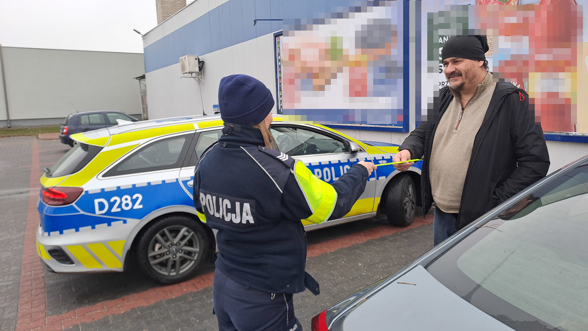policjantka wręcza odblask