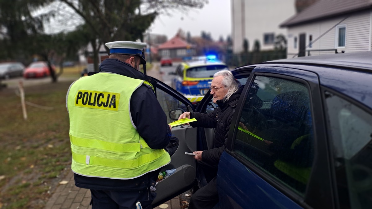 policjant wręcza odblask