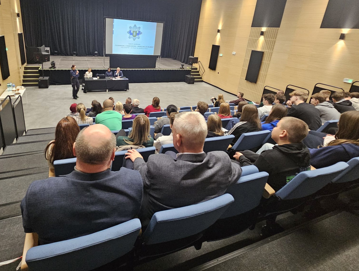 policjantka prowadzi dyskusję