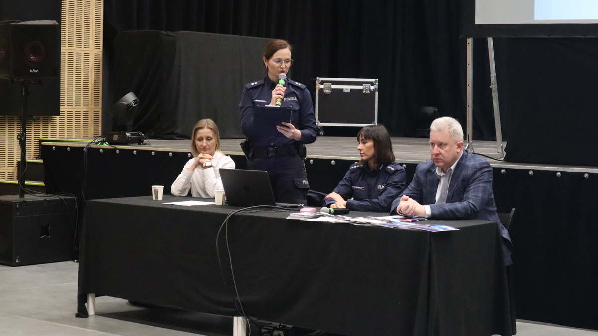 policjantka prowadzi debatę