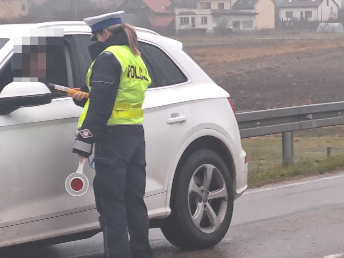 policjantka sprawdza stan trzezwości kierującego