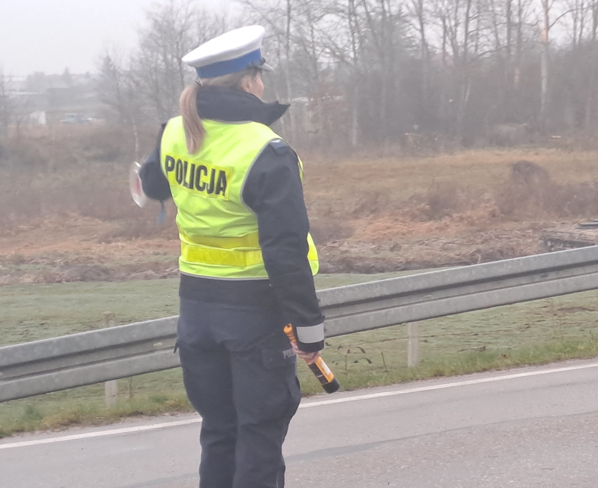 policjantka zatrzymuje pojazd do kontroli przy pomocy tarczy do zatrzymywania pojazdów