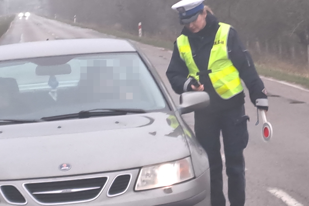 policjantka sprawdza stan trzezwości kierującego