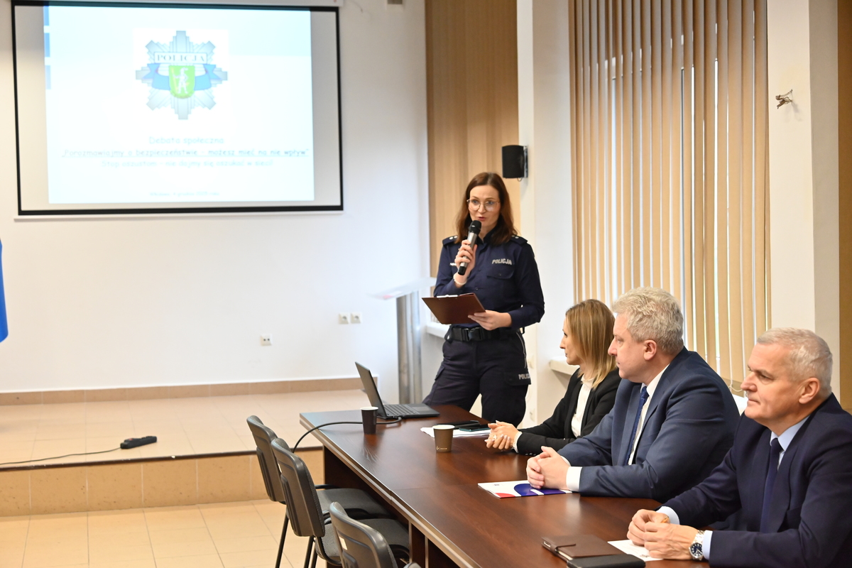 policjantka prowadzi debatę