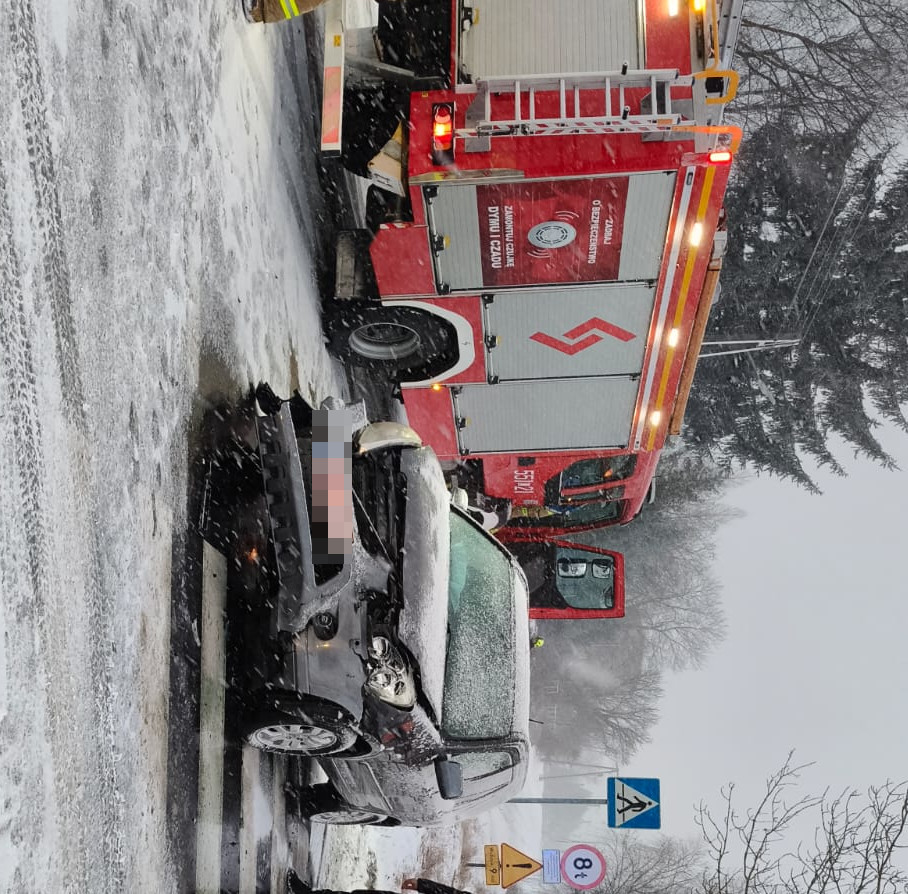 Honda z uszkodzeniami po zderzeniu obok wóz strażacki