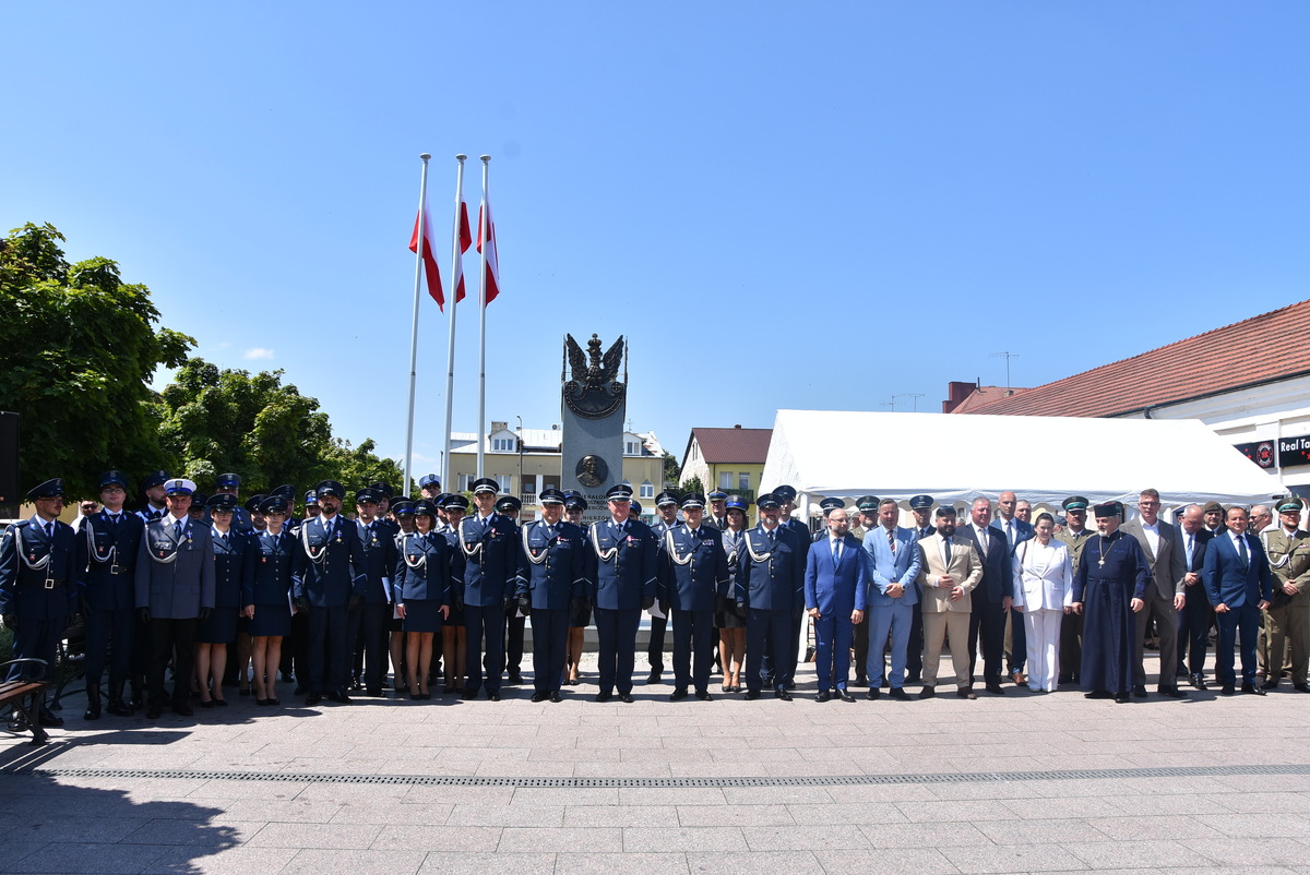uczestnicy uroczystości na wspólnym zdjęciu