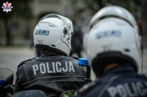 zdjęcie dwóch motocyklistów z kaskami i kurtkami z napisem Policja