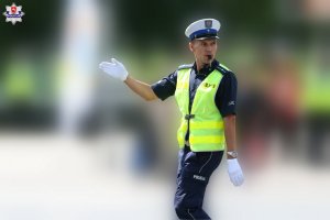 Policjant ruchu drogowego kierujący ruchem