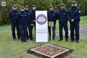 Zdjęcie kadry kierowniczej Komendy Powiatowej Policji we Włodawie. Od prawej : mł.asp. Michał Pyrzyna, podinsp. Krzysztof Tatys, podinsp. Tomasz Patra, st.asp. Grzegorz Czech, asp.szt. Marek Jaworski, asp. Kinga Zamojska - Prystupa, asp.szt. Mirosław Mrozowski