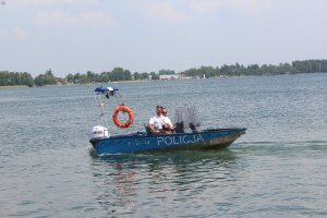 Policjanci patrolujący jezioro Białe na łodzi