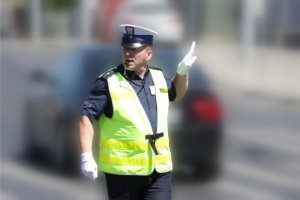 zdjęcie policjanta Ruchu Drogowego kierującego ruchem