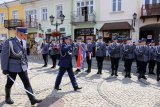 Zdjęcie poglądowe na którym uwidoczniono funkcjonariuszy policji w umundurowaniu galowym