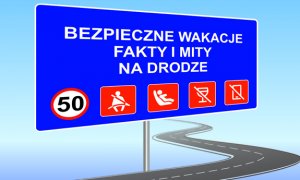 Zdjęcie poglądowe na którym umieszczono tablicę koloru niebieskiego z napisem Bezpieczne wakacje Fakty i mity na drodze