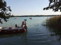 Zdjęcie poglądowe tafli Jeziora Białego na którym uwidoczniono łódź WOPR