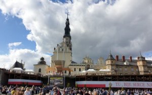 Zdjęcie poglądowe przedstawiające kościół na Jasnej Górze.Poniżej pielgrzymka