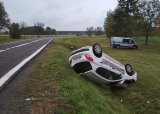 Zdjęcie poglądowe pojazdu Peugeot wywróconego na dach