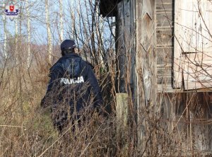 dzielnicowi z Komendy Powiatowej Policji we Włodawie podczas obchodu pustostanów