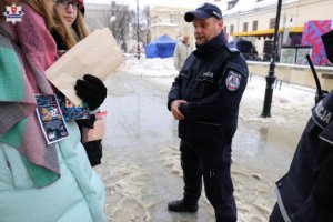 Zdjęcie poglądowe umundurowanego funkcjonariusza policji