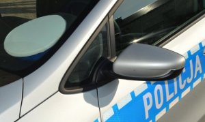 Zdjęcie przestawiające policyjny radiowóz oraz czapkę policjanta ruchu drogoweo