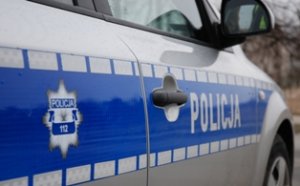 zdjęcie boku oznakowanego pojazdu służbowego policji