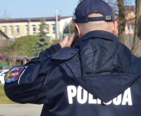 umundurowany policjant podczas sprawdzania kwarantanny