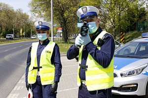 Policjanci Ruchu Drogowego podczas pomiaru prędkości