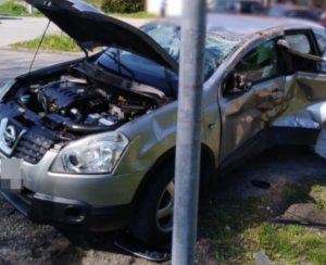 Samochód marki Nissan uczestniczący w zderzeniu drogowym