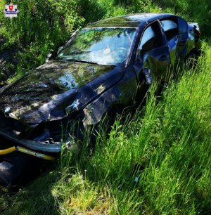 Uczestniczący w zdarzeniu drogowym samochód marki BMW znajdujący się w rowie