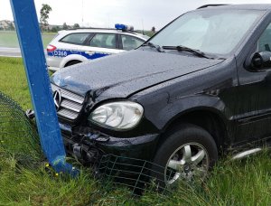 mercedes uczestniczący w zdarzeniu drogowym