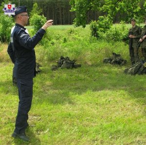 Zastępca Komendanta Powiatowego prowadzi wykład dla żołnierzy