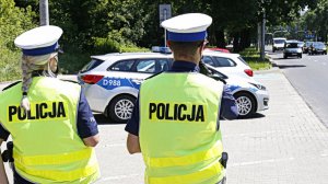 dwoje policjantów podczas służby na drodze