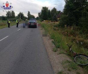 policjanci pracujący na miejscu zdarzenia drogowego