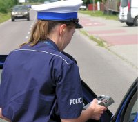 Policjantka Ruchu Drogowego podczas kontroli drogowej