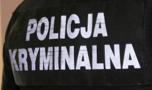 Napis na mundurze policjanta Policja kryminalna.