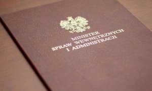 teczka z napisem Minister Spraw Wewnętrznych i administracji