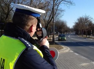 policjant dokonuje pomiaru prędkości