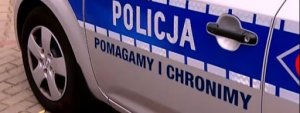 Drzwi radiowozu policyjnego z napisem Policja pomagamy i chronimy