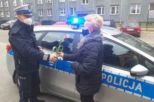 policjant wręcza tulipana