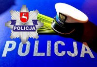 policyjna czapka i odblaski na niebieskim tle z napisem Policja