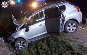 pojazd marki Peugeot, który uderzył w betonowy przepust