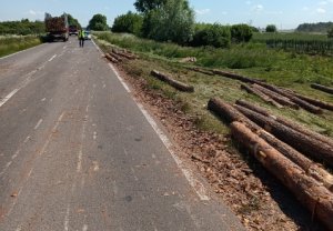 bale na drewna na poboczu, samochód na jezdni