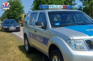 miejsce zdarzenia, radiowóz, audi i karetka na drugim planie